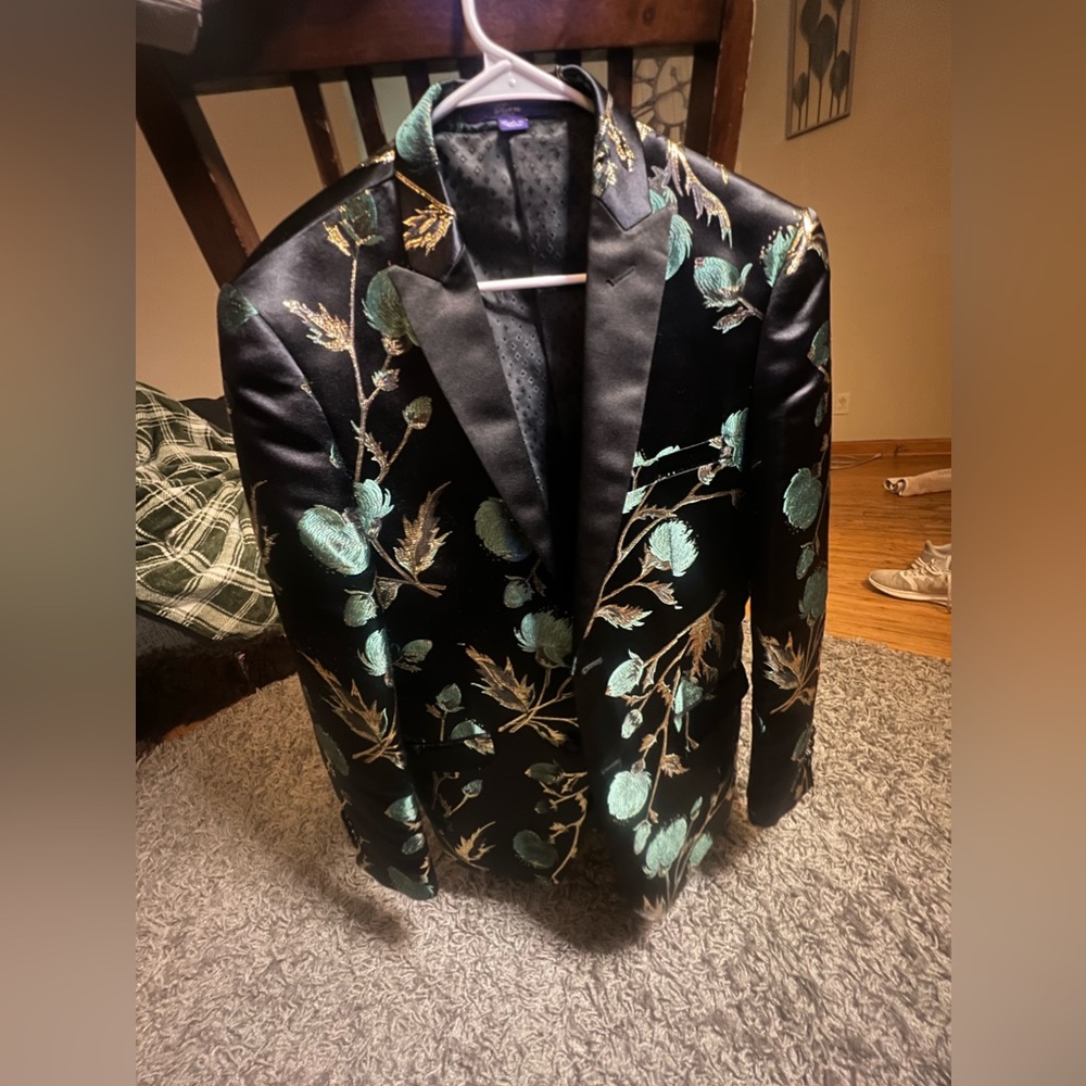 Very nice jacket. Only worn once. Fits well and looks very nice.